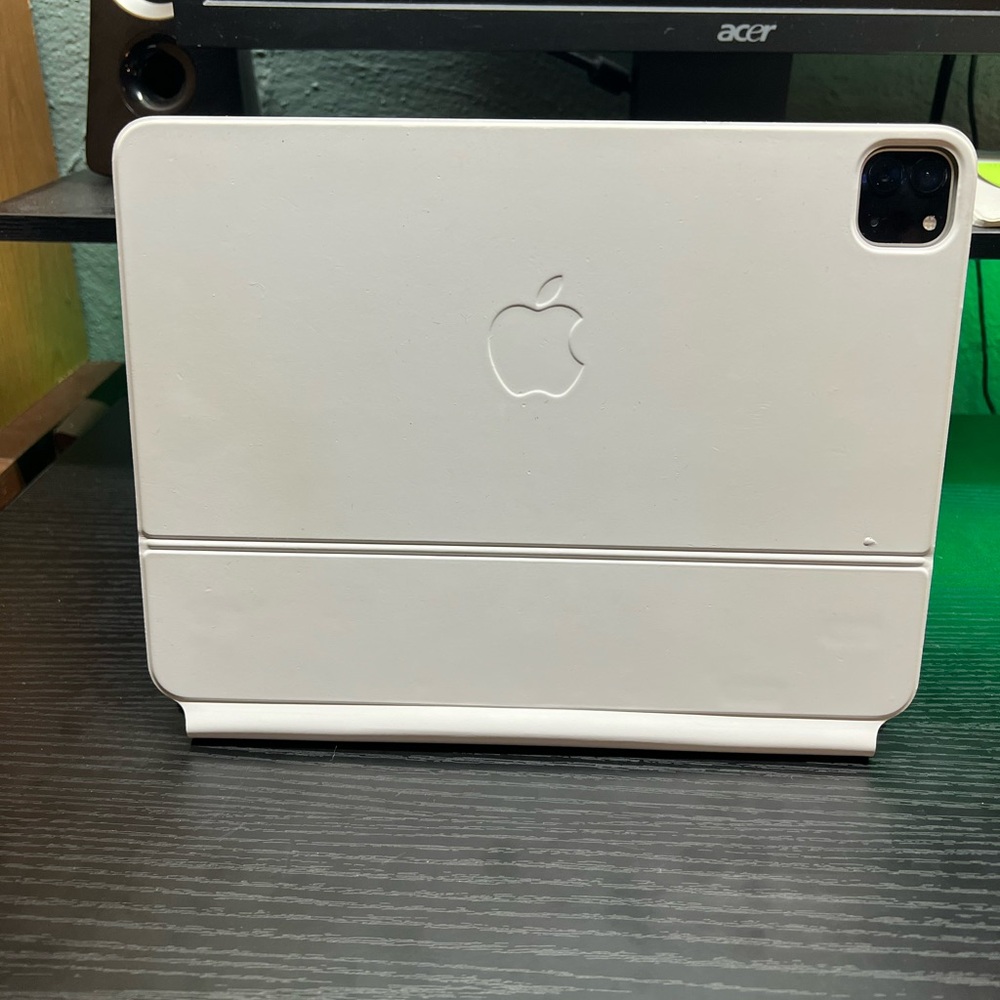 Apple White Tablet Case Magic Keyboard